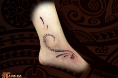 Tatouage cheville arabesque marquisien tagaloa tiki tattoo
