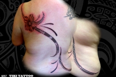 Tatouage_dos_fleur_arabesque_femme