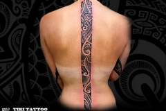 Tatouage_femme_dos_marquisien