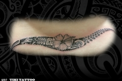 Tatouage_femme_marquisien_fleur_bas_dos