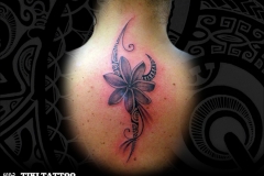 Tatouage_fleur_tiare_cou