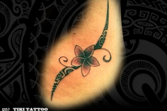Tatouage_hanche_fleur_femme