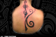 Tatouage_nuque_dos_femme_marquisien
