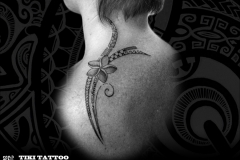 Tattoo_femme_cou_trapeze