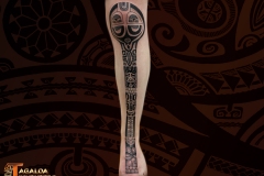Tagaloa tiki tattoo tatouage genoux tibia femme style marquisien