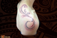 Tatouage Marquisien Tagaloa Tiki Tattoo epaule arabesque femme