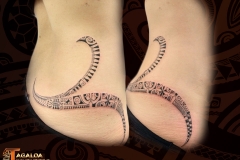 Tatouage hanche arabesques marquisien Tagaloa Tiki Tattoo