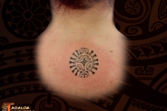 Tatouage nuque haut dos cercle marquisien Tagaloa tiki tattoo