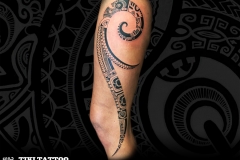 tatouage-cuisse-femme-tagaloa-tiki-tattoo