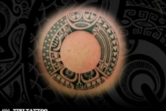 tatouage-rond-dos-marquisien