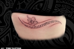 tatouage_cote_fleur_hibiscus