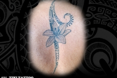 tatouage_fleur_colone_vertebrale