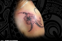 tatouage_fleur_epaule_arabesque