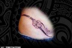 tatouage_fleur_hibiscus_hanche_femme