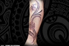 tatouage_molet_fleur_arabesque