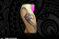 tattoo-cuisse-fleur-arabesque