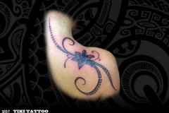 tattoo-fleur-omoplate-nuque