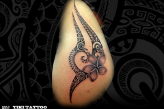 tattoo-hanche-fesse-fleur