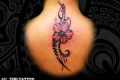 tattoo_dos_femme_fleur_marquisien