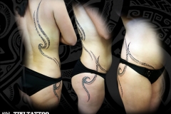 tiki-tattoo-tatouage_dos_hanche_arabesque