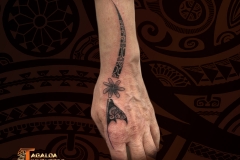 Tatouage main avant bras marquisien tagaloa tiki tattoo