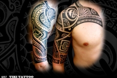 Tatouage_epaule_demi_pec_coiffe_tikitattoo